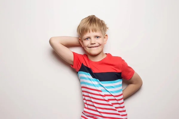 白い背景に孤立したTシャツの小さな笑顔の少年 スタジオの肖像画 — ストック写真