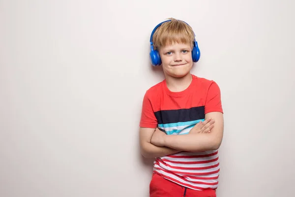 Kid Studio Shoot Using Headphone Listening Music Isolated White Background — Stock Photo, Image