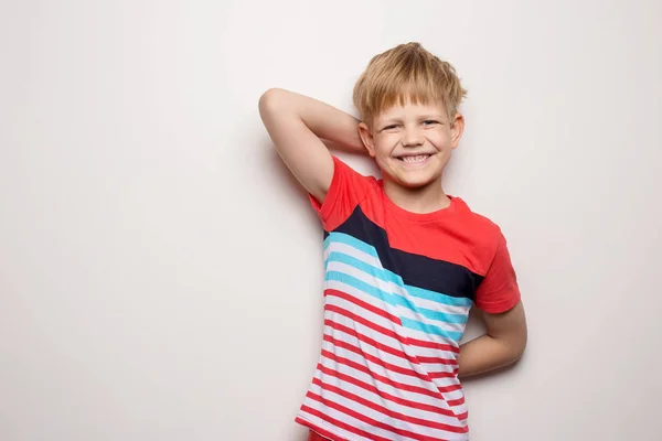 Pequeño Niño Sonriente Camiseta Aislado Sobre Fondo Blanco Retrato Estudio — Foto de Stock