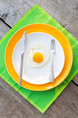 Beyaz, sarı tabakta kızarmış yumurta. Üst te. Restoran. Kahvaltı