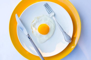 Beyaz, sarı tabakta kızarmış yumurta. Üst te. Restoran. Kahvaltı