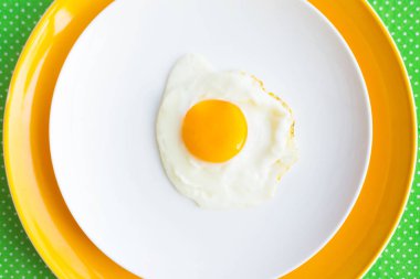 Beyaz, sarı tabakta kızarmış yumurta. Üst te. Restoran. Kahvaltı