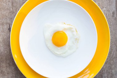 Beyaz, sarı tabakta kızarmış yumurta. Üst te. Restoran. Kahvaltı