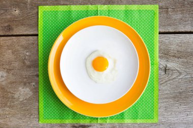 Beyaz, sarı tabakta kızarmış yumurta. Üst te. Restoran. Kahvaltı