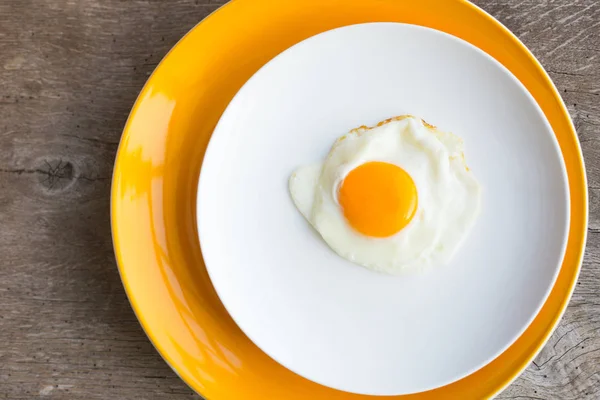 Beyaz, sarı tabakta kızarmış yumurta. Üst te. Restoran. Kahvaltı