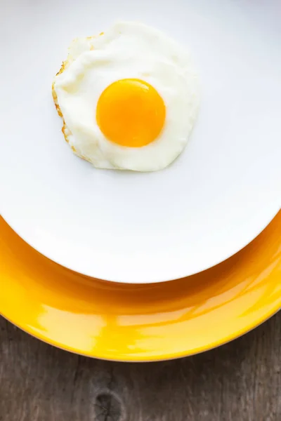 Spiegelei Auf Einem Weißen Gelben Teller Ansicht Von Oben Restaurant — Stockfoto