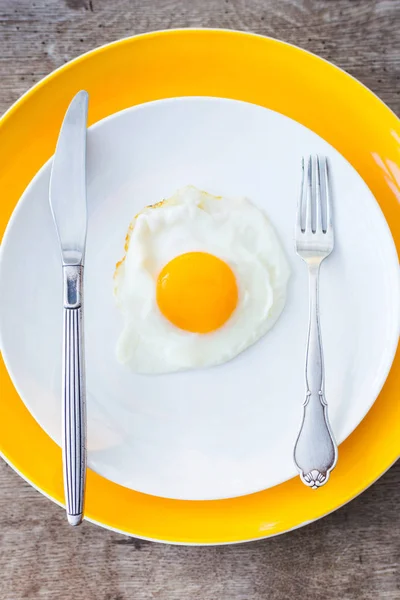 Beyaz, sarı tabakta kızarmış yumurta. Üst te. Restoran. Kahvaltı