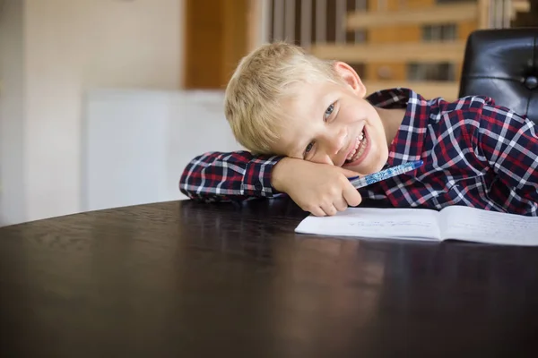 Glücklicher Schüler Der Hause Ans Notizbuch Schreibt Hausaufgaben Bildung Kindheit — Stockfoto