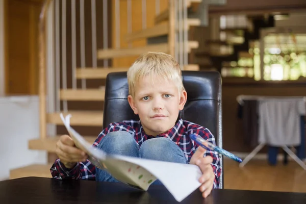 Trauriger Schuljunge Der Hause Ans Notizbuch Schreibt Hausaufgaben Bildung Kindheit — Stockfoto