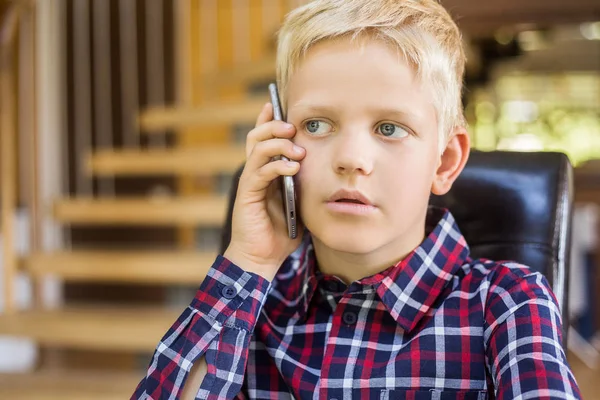 Милый Маленький Белый Мальчик Рубашке Разговаривает Телефону Современная Концепция Технологии — стоковое фото