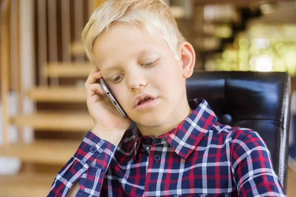 Милый Маленький Белый Мальчик Рубашке Разговаривает Телефону Современная Концепция Технологии — стоковое фото