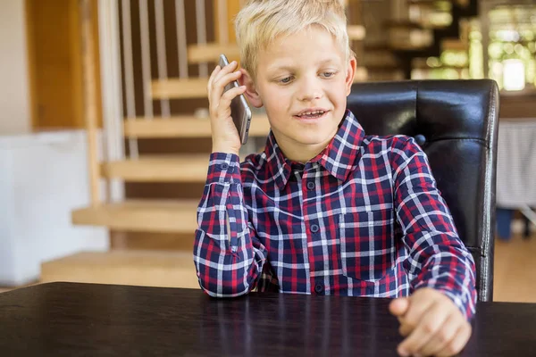 Mignon Petit Garçon Caucasien Dans Une Chemise Parlant Téléphone Concept — Photo