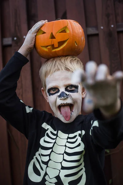 Lycklig Ung Blond Hår Pojke Med Skelett Dräkt Holding Jack — Stockfoto