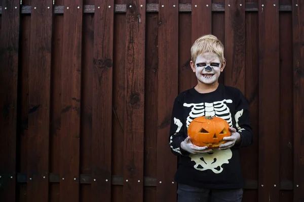 Gelukkig Jong Blond Haar Jongen Met Skelet Kostuum Houden Jack — Stockfoto
