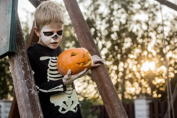 Gelukkig Jong Blond Haar Jongen Met Skelet Kostuum Houden Jack — Stockfoto