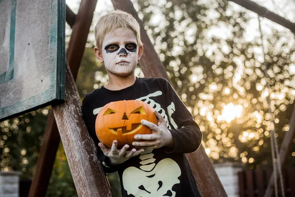 Feliz Joven Rubio Con Disfraz Esqueleto Sosteniendo Jack Linterna Halloween — Foto de Stock