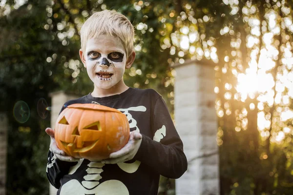 Gelukkig Jong Blond Haar Jongen Met Skelet Kostuum Houden Jack — Stockfoto