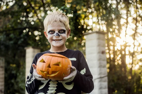 Feliz Joven Rubio Con Disfraz Esqueleto Sosteniendo Jack Linterna Halloween —  Fotos de Stock
