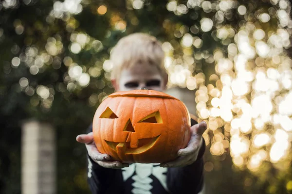 Feliz Joven Rubio Con Disfraz Esqueleto Sosteniendo Jack Linterna Halloween — Foto de Stock