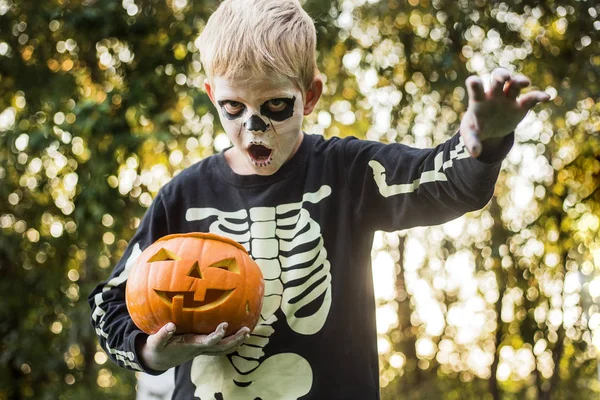 Lycklig Ung Blond Hår Pojke Med Skelett Dräkt Holding Jack — Stockfoto