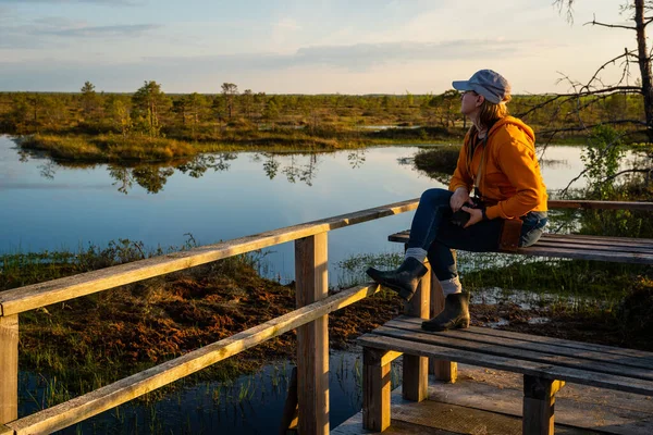 Kvinnlig Fotograf Undersöker Landskapet Färdigställandet Stigen Längs Den Ekologiska Stigen — Stockfoto
