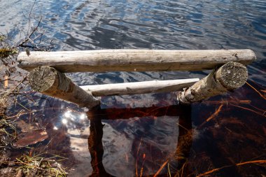 Ev yapımı eski ahşap merdiven Yelnia Bataklığı, Vitebsk bölgesi, Belarus 'a girmek için