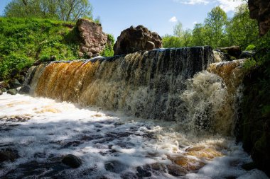 Küçük bir nehrin üzerindeki yapay şelale, hidrolik bir yapının kalıntıları. Planı uygulayın. Vyata Nehri, Miory, Belarus