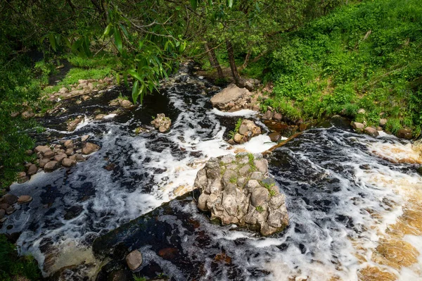 Konstgjort Vattenfall Liten Flod Ruinerna Hydraulisk Struktur Stor Sten Vattnet — Stockfoto