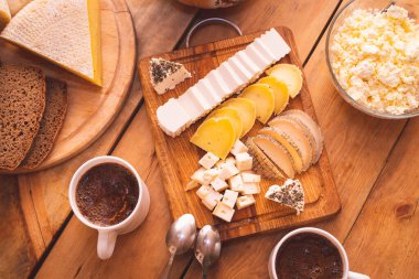 Taze ev yapımı peynir kahvaltıda servis edilir. Ahşap bir masada keçi peyniri. Organik Keçi Sütü Ürünleri