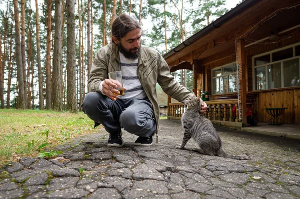 Ένας Άντρας Παίζει Μια Γκρίζα Γάτα Ιδιοκτήτης Και Κατοικίδιο Ζώο — Φωτογραφία Αρχείου