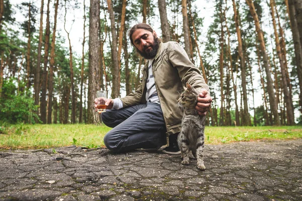 Mężczyzna Bawi Się Szarym Kotem Właściciel Głaszcze Kota — Zdjęcie stockowe