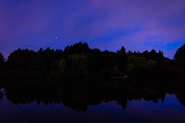 Akşam manzarası: günbatımından hemen sonra bir orman gölü. Uzun gece manzarası. 