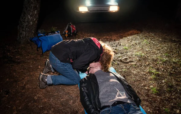 Field First Aid Training Woman Checks Whether Man Lying Ground — Stock Photo, Image