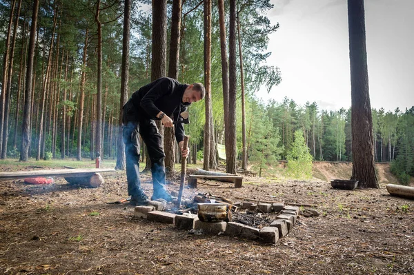 Man Equips Campfire Site Picturesque Place Halt Clearing Forest — Stock Photo, Image