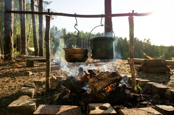 Venkovní Piknik Krásném Místě Jídlo Vaří Dvou Pánvích Táboře Vlastní — Stock fotografie