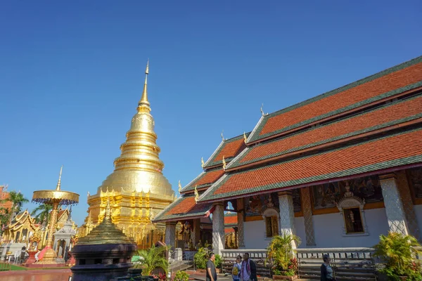 Bela paisagem do templo antigo em Wat Pratad Hari phunch — Fotografia de Stock