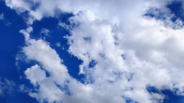 Gökyüzü güneş tarafından vurgulanan kıvırcık bulutlar ile panoramik.