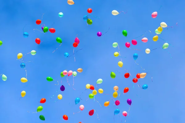 Ballons fliegen in den blauen Himmel. — Stockfoto