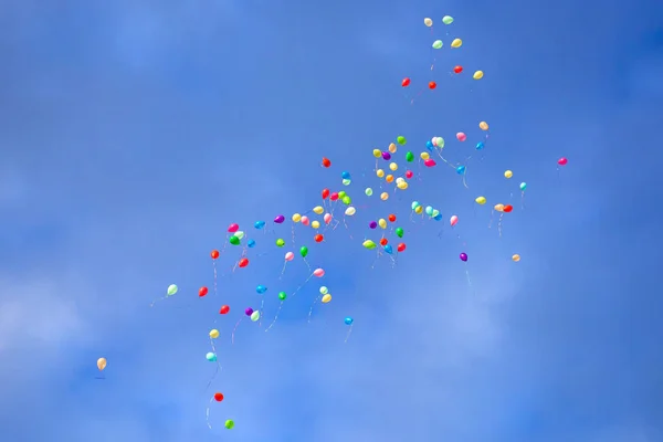 Ballons fliegen in den blauen Himmel. — Stockfoto