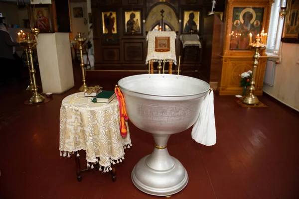 Fonte baptismale dans l'Eglise. Le baptême dans le temple des bébés . — Photo