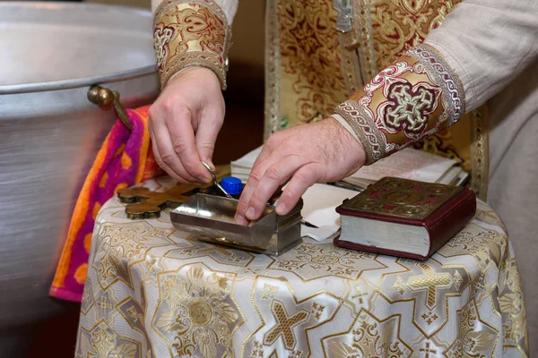 Prêtre orthodoxe avec des outils pour la cérémonie . — Photo
