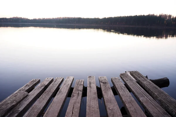 Landschaft mit Holzsteg mit Blick auf den Waldsee. — Stockfoto