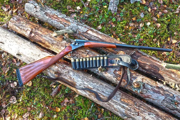 Pistolet et bandolier avec des balles du chasseur . — Photo