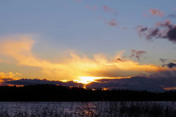 Západ slunce nad rybníkem vody. — Stock fotografie