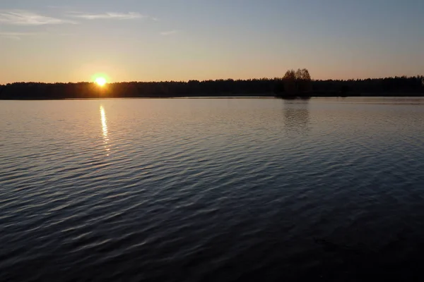 Sonnenuntergang über dem Teichwasser. — Stockfoto