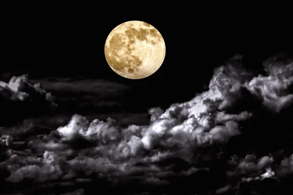 云朵中神秘的满月. — 图库照片