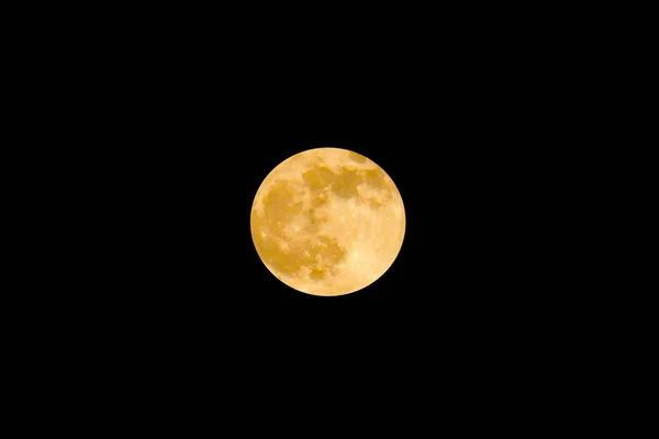 Maan aan de nachtelijke hemel. — Stockfoto