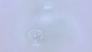 Su yavaş yavaş düşüyor. Saf sıvı akışı olduğunu. 