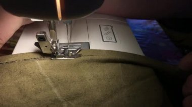 Dikiş makinesi kumaşlarda. İğne bir iş parçacığında kaba kumaş pembe. 