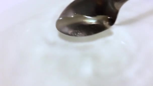 Cucchiaio Mescola Droga Nell Acqua Limpida Trasparente Liquido Pulito Nella — Video Stock